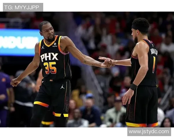 灰熊与爵士激战正酣NBA赛场精彩对决引发球迷热议