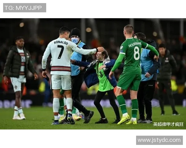 欧冠赛场惊现奇葩瞬间球迷冲入场内夺走C罗球衣