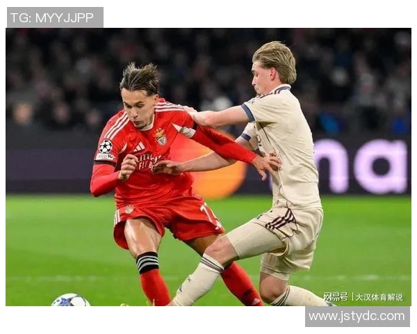 拿玻里与利物浦激战正酣双方争夺欧冠小组赛关键胜利