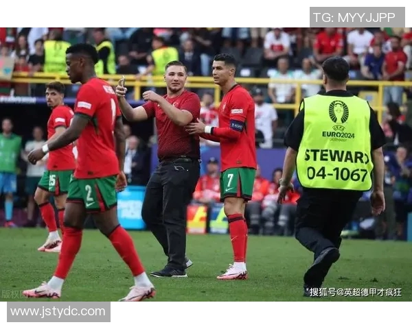 欧冠赛场惊现奇葩事件球迷冲入场内夺走C罗球衣引发热议